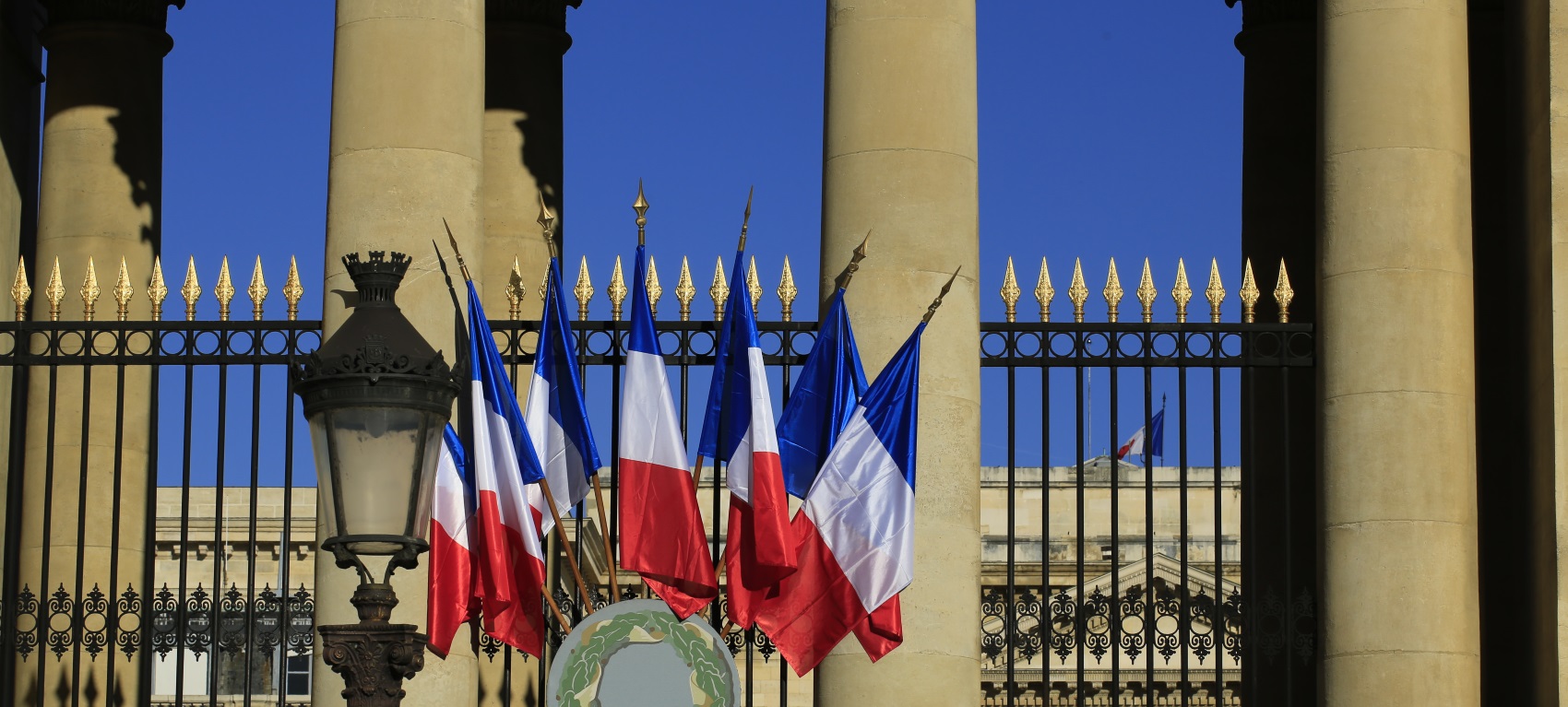 Pour un État fort protecteur et reconnaissant le mérite